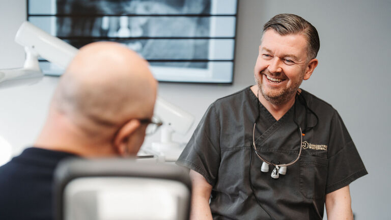 Dr. Reiter berät Patient über Implantate