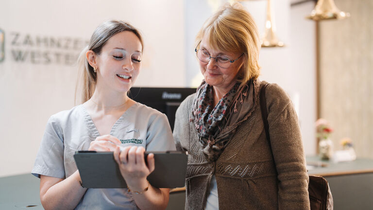 Patientin wird am Tablet beraten