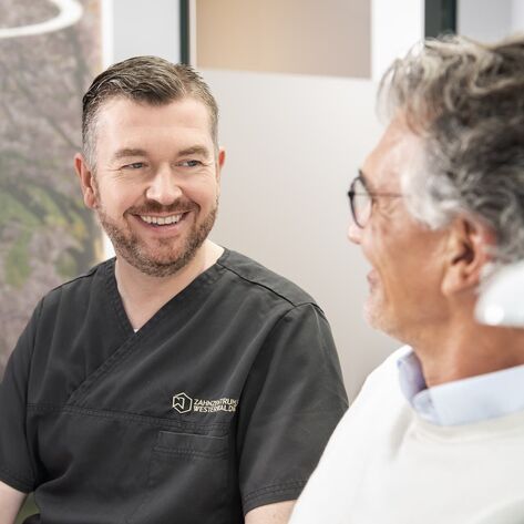 Zahnarzt berät Patienten