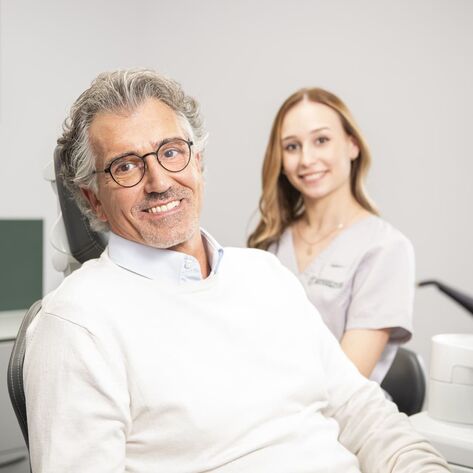 Patient lächelt auf dem Behandlungsstuhl