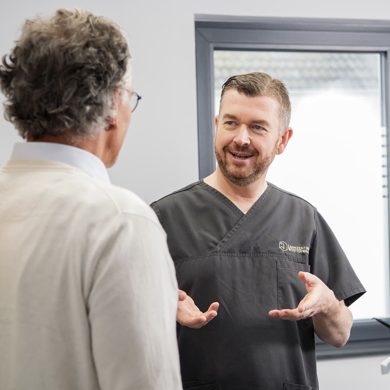 Zahnarzt berät Patienten