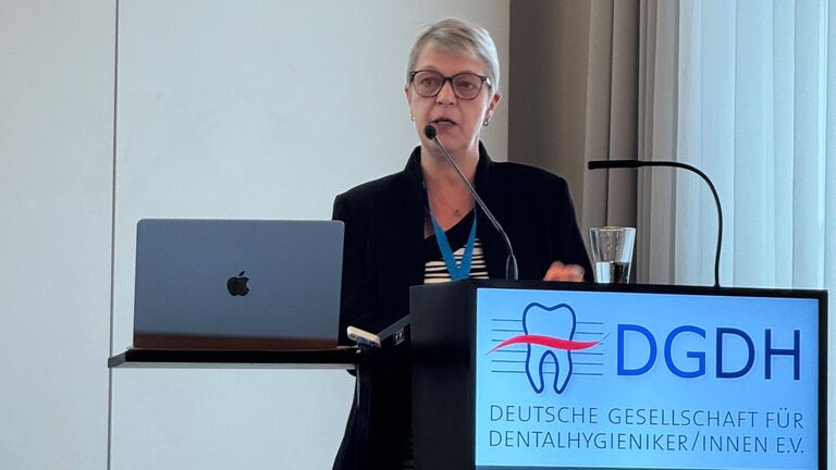 Dentalhygienikerin Melanie Rudolph hält Vortrag