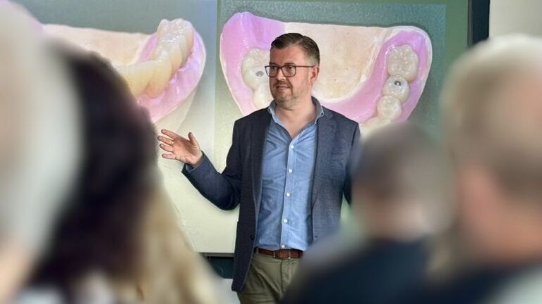 Dr. Reiter hält eine Infoveranstaltung zum Thema Zahnersatz